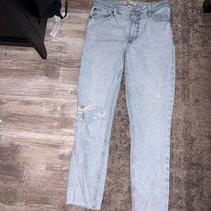 Abercrombie curve love light wash with classic hole in knee